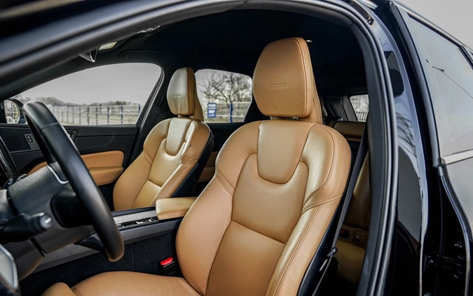 Volvo XC 60 cena 115900 przebieg: 121000, rok produkcji 2018 z Żelechów małe 781